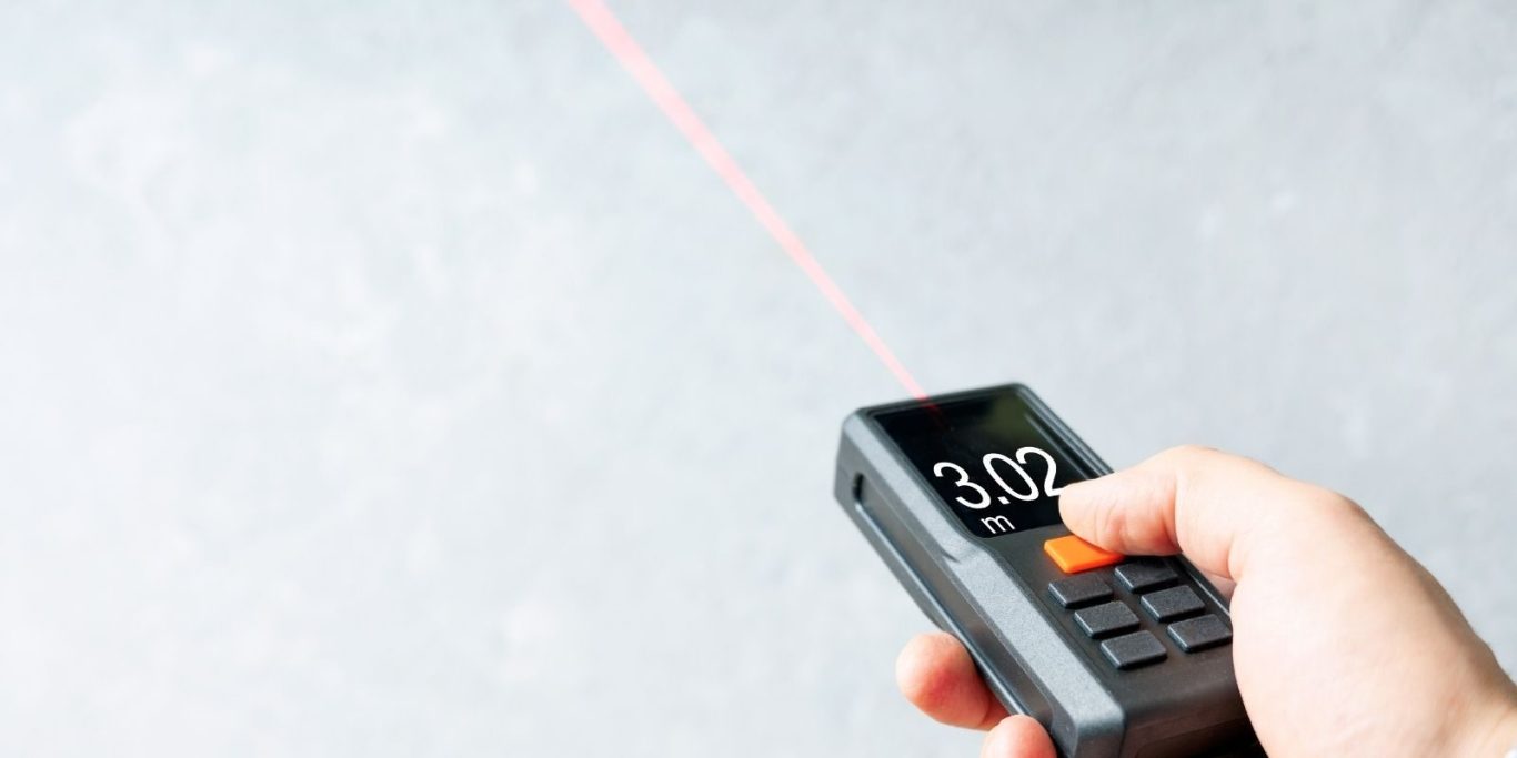 Télémètre laser — Diagnostic Initial CléSoleil Montpellier Main tenant un télémètre laser Bosch lors d'un diagnostic immobilier de précision à Montpellier
