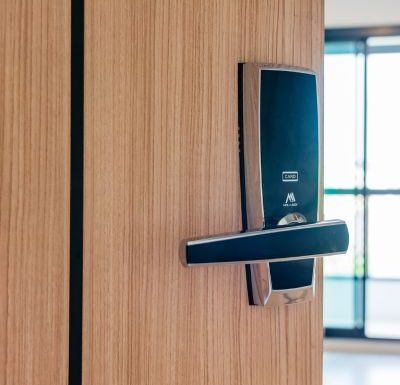 Serrure connectée — Sécurisation de bien immobilier à Montpellier Serrure connectée sur porte d'entrée illustrant la sécurisation préventive d'un bien immobilier par CléSoleil à Montpellier